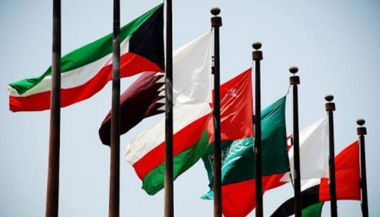 صواريخ تضرب الخليج العربي وصفارات الإنذار تدوي