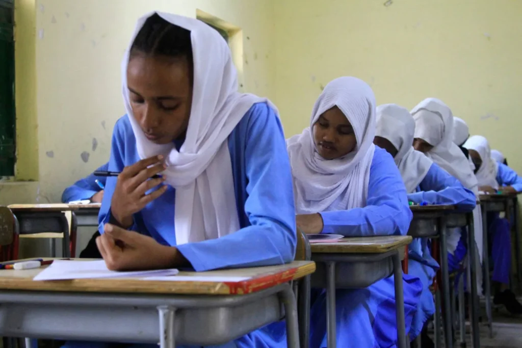 امتحانات الشهادة السودانية بالسعودية طالبات يجلسن للامتحانات