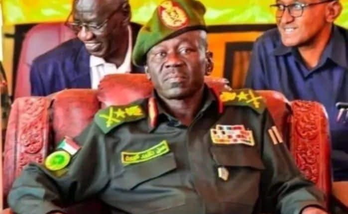 الفريق حسن داوؤد كبرون بالبذة العسكرية 