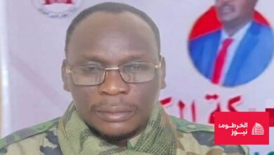 وزير الشؤون الدينية والأوقاف السوداني بشير هارون عبد الكريم عبد الله، يرتدي زياً عسكرياً ونظارة طبية.