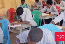 طلاب سودانيون يجلسون في فصل دراسي