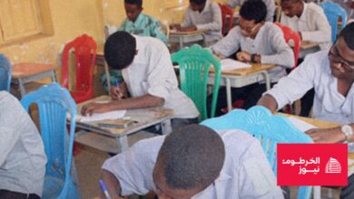 طلاب سودانيون يجلسون في فصل دراسي