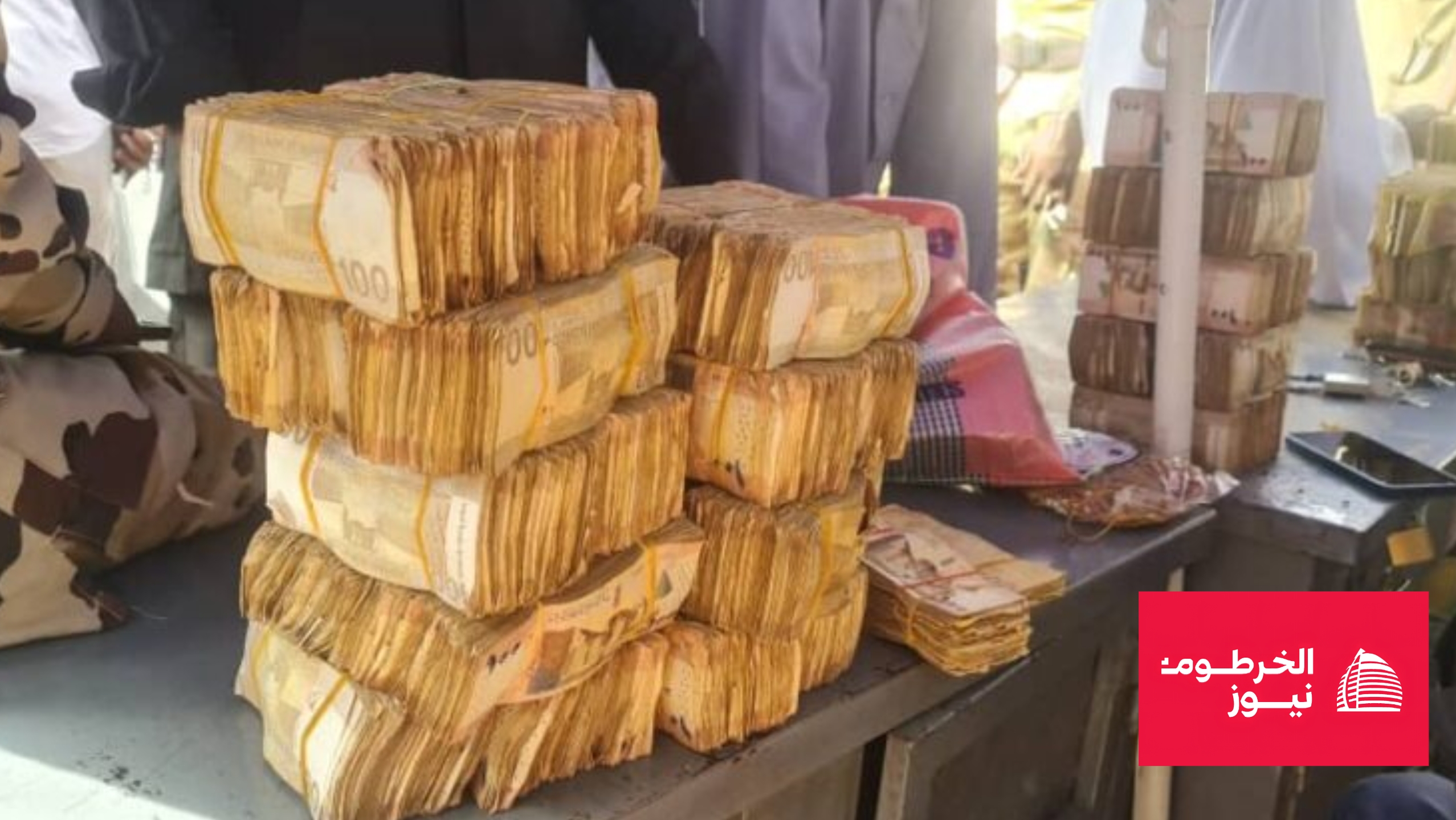 انهيار الجنيه السوداني يُشعل أسعار السلع الأساسية