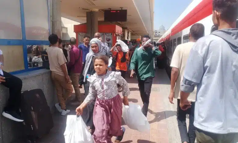 القطار التاسع يغادر اسوان عودة السودانيين من القاهرة