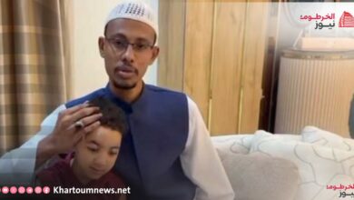 القائد المصباح أبو زيد يعود لمنزله في القاهرة بعد إطلاق سراحه، وسط ترحيب من ذويه.
