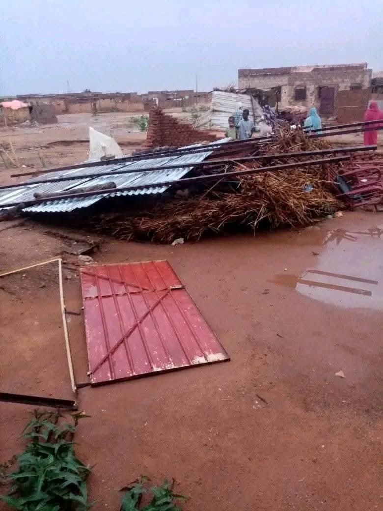 أمطار عنيفة بالأبيض.. سقوط برج إذاعي وضحايا وسط تحذيرات متضاربة