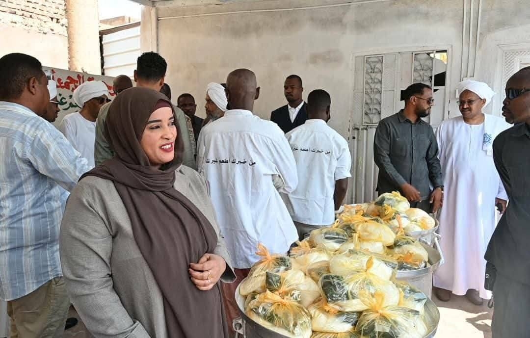 في إطار دعم المبادرات الإنسانية وتعزيز قيم التكافل الاجتماعي، زار رئيس مجلس الوزراء السوداني، الدكتور كامل إدريس، صباح اليوم، تكية سوهندا للإطعام، برفقة والي ولاية الخرطوم، الأستاذ أحمد عثمان حمزة، ووزير الصحة الاتحادي، الدكتور هيثم محمد إبراهيم دعم مجتمعي يواجه الأزمات الزيارة جاءت ضمن مساعي الحكومة لتقوية الدور المجتمعي في مساندة الفئات الأكثر حاجة، خاصة في ظل الأوضاع الاقتصادية الصعبة التي تشهدها البلاد. المبادرة، التي تنطلق تحت شعار “من خيرك أطعم غيرك”، باتت رمزًا للتراحم بين أبناء المجتمع السوداني جولة تفقدية وتأكيدات بالدعم خلال الجولة، اطلع الوفد على تفاصيل عمل التكية وآلية توزيع الوجبات وعدد المستفيدين يوميًا، كما استمعوا إلى التحديات التي تواجه القائمين على المبادرة. وأكد الدكتور إدريس التزام الحكومة بتقديم الدعم الكامل لمثل هذه المشاريع، مشيدًا بالجهود التي يبذلها المتطوعون دعوة لتوسيع المبادرة والي الخرطوم أشاد بمستوى التنظيم الذي تعمل به تكية سوهندا، داعيًا إلى توسيع نطاق المبادرة لتشمل مناطق أخرى داخل الولاية، مؤكدًا أن هناك تكايا مماثلة تستحق الدعم لتعزيز دورها الإنساني التزام وزارة الصحة وزير الصحة الاتحادي أوضح استعداد وزارته لتقديم كافة أشكال الدعم الصحي، بما يضمن سلامة الغذاء وجودة الخدمات المقدمة للمستفيدين، مؤكدًا أن هذه المبادرات تمثل ركيزة أساسية في دعم المجتمعات المحلية مبادرة إنسانية مؤثرة تكية سوهندا تعد واحدة من أبرز المبادرات الشعبية في السودان، حيث تقدم وجبات مجانية يوميًا للمحتاجين، ويقف خلفها شباب وشابات متطوعون يسعون إلى إحداث فرق حقيقي في حياة الفئات الأكثر هشاشة