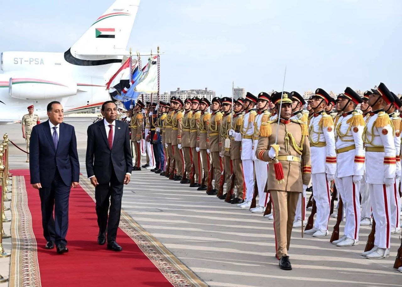 الرئيس المصري عبد الفتاح السيسي يؤكد خلال لقائه برئيس الوزراء السوداني أن وحدة السودان خط أحمر.
