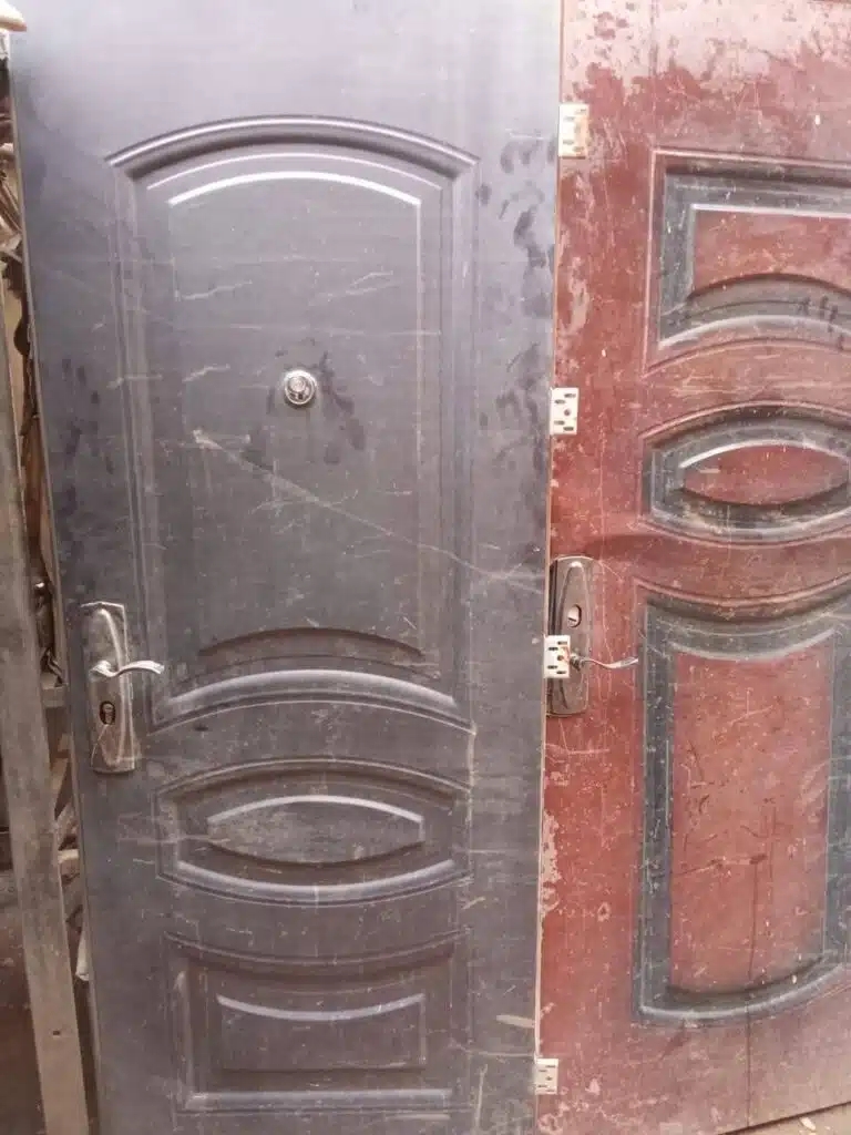 شرطة شرق النيل تنجح في ضبط سارق الأبواب الصينية ومعه مواد مهربة